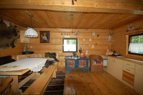 a bedroom with a bed in a wooden cabin at Chata Trapera na Groniu in Koszarawa