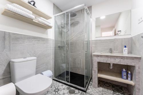 Oasis la Cala في ميخاس: حمام مع دش ومرحاض ومغسلة