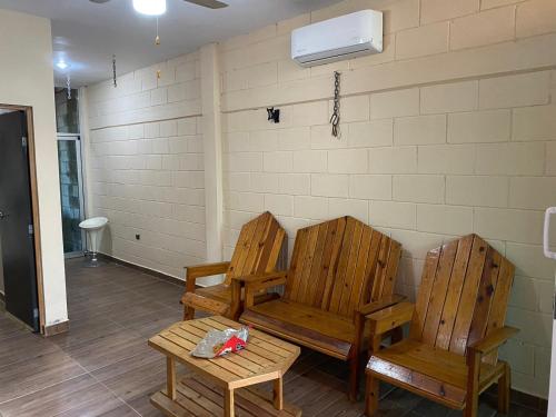 - 2 chaises en bois et une table dans une chambre dans l'établissement Hermosa Casa Villas de Cortes en Altata, à Culiacán