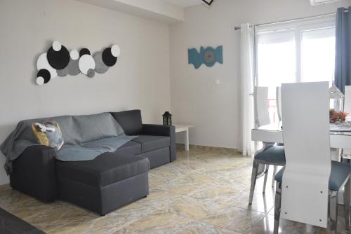 sala de estar con sofá y mesa en ARELIA APARTMENTS IERISSOS, en Ierissos