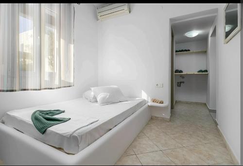 Ένα ή περισσότερα κρεβάτια σε δωμάτιο στο Cozy Andrée Apartment