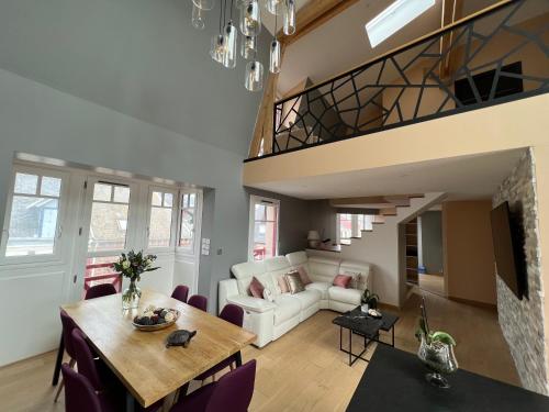 sala de estar con sofá blanco y mesa en Appartement le penthouse, Villa Les Bains De Mers en Mers-les-Bains