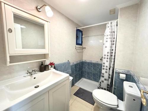 y baño con lavabo, aseo y ducha. en Clara Campoamor Seaview Apartment, en Orihuela
