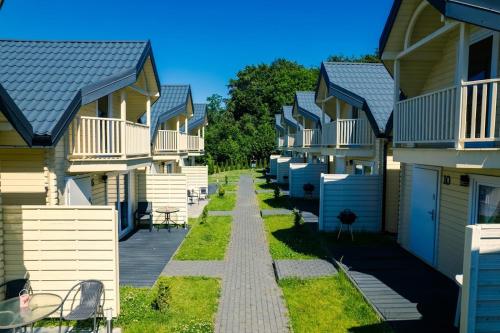 a row of houses in a row at Perłowe Wzgórze in Ustronie Morskie