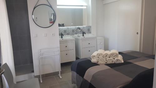 La salle de bains est pourvue d'un lit, de 2 lavabos et d'un miroir. dans l'établissement Domaine de L'Outarde Canepetiére Gîte A, à Aigues-Mortes