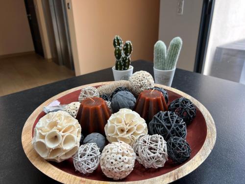 un plato de bolas decoradas en una mesa con cactus en Appartement le penthouse, Villa Les Bains De Mers en Mers-les-Bains