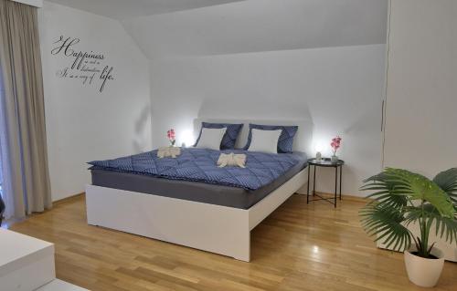 een slaapkamer met een bed met een blauw dekbed bij 47 Heaven Luxury House in Radovljica