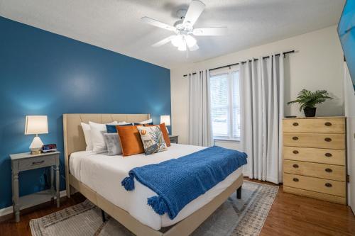 Un pat sau paturi într-o cameră la Decked Out 3BR Near Atlanta National Golf Club