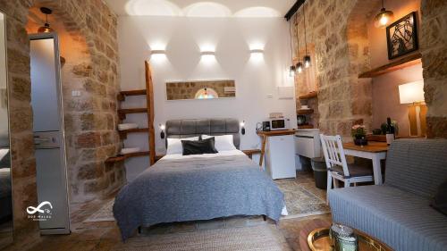 ein Schlafzimmer mit einem Bett in einem Zimmer mit einer Küche in der Unterkunft Mamila space in Jerusalem