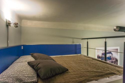 een slaapkamer met een groot bed met een blauw hoofdeinde bij Apartments Síp in Boedapest