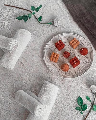 two white dishes of food on a white blanket at FarmHouse Qeparo in Qeparo