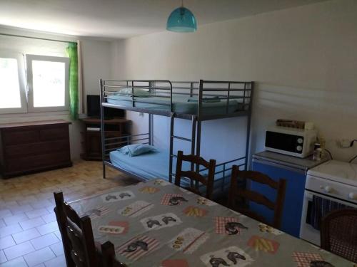 Cette chambre comprend une table et des lits superposés. dans l'établissement La chambre de Bacchus Studio avec parking entre plage et centre ville, à Saint-Cyr-sur-Mer