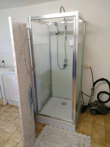 une douche avec une cabine en verre dans une salle de bain dans l'établissement La chambre de Bacchus Studio avec parking entre plage et centre ville, à Saint-Cyr-sur-Mer