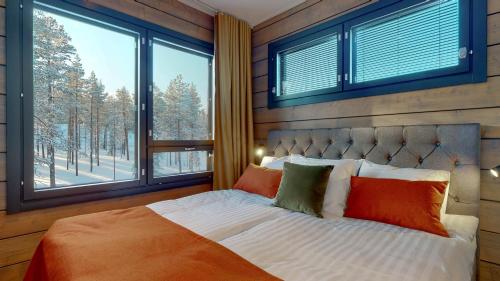 1 dormitorio con 1 cama grande y ventana grande en Kurula's Resort en Pyhätunturi