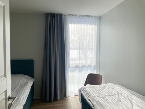 1 dormitorio con cama y ventana en Võru Kodu 1-2, en Võru