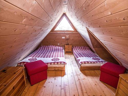 una camera con due letti in una mansarda in legno di Wooden Tatra House a Zakopane