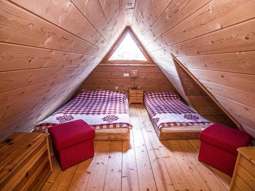 ザコパネにあるWooden Tatra Houseの木製の屋根裏部屋(ベッド2台付)