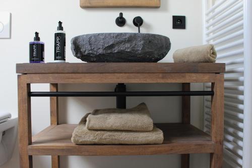 drewniana półka z umywalką i ręcznikami w obiekcie De Kasteelhoeve w mieście Westmalle