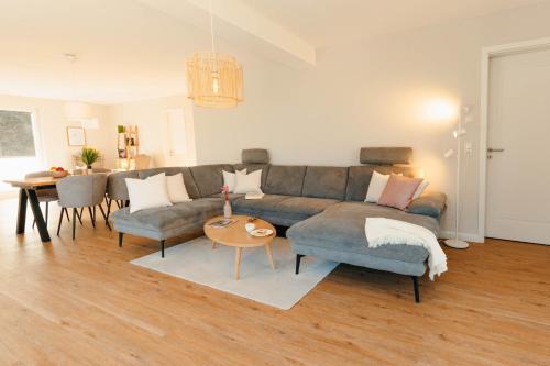 a living room with a couch and a table at Utkiek Stuuv in Ratzeburg