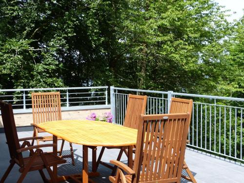 a wooden table and chairs on a patio at Utkiek Stuuv in Ratzeburg