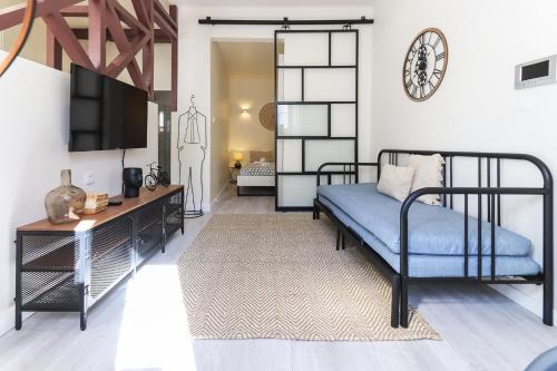 - une chambre avec un lit et une télévision dans l'établissement Bright Santa Catarina by Homing, à Lisbonne