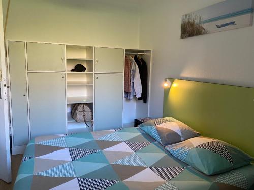 - une chambre avec un lit à motifs géométriques dans l'établissement Le Maurifleur vous accueille à 3 km de Honfleur, à Équemauville