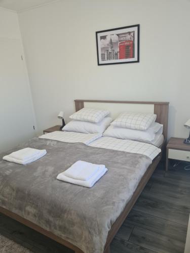 um quarto com 2 camas e toalhas em Apartman Lea em Kraljevec Sesvetski