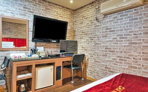 TV a/nebo společenská místnost v ubytování Chakan Hotel