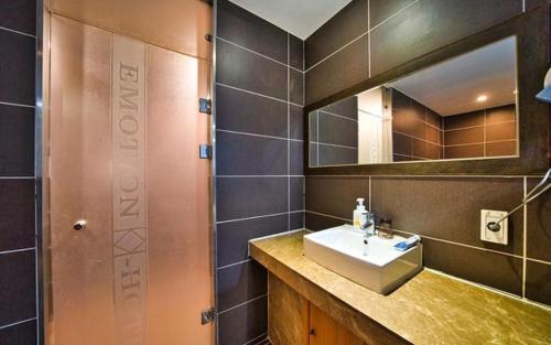 Koupelna v ubytování Chakan Hotel