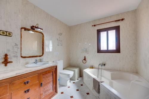 a bathroom with a tub and a toilet and a sink at LXR Villa frente al Mar 3HAB in Mijas