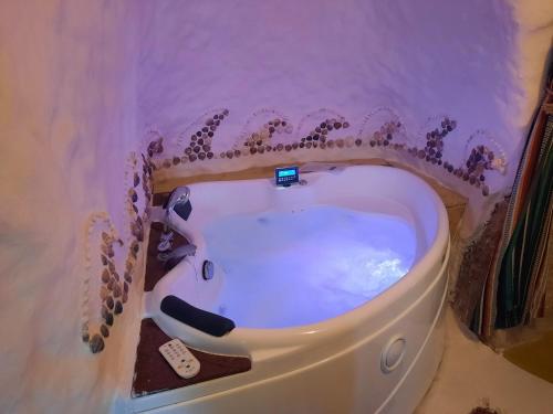 Habitación con baño con bañera. en Creatively designed CaveHouse with jacuzzi, en Gorafe