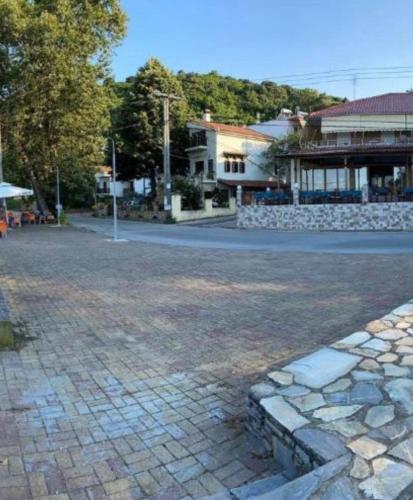 a cobblestone street in front of a building at Studio Nikol koutsoupia in Kókkinon Nerón