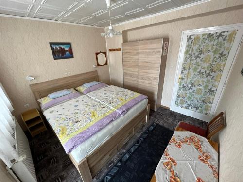 ブクフェルドにあるKarolin Apartmanの小さなベッドルーム(ベッド1台、窓付)