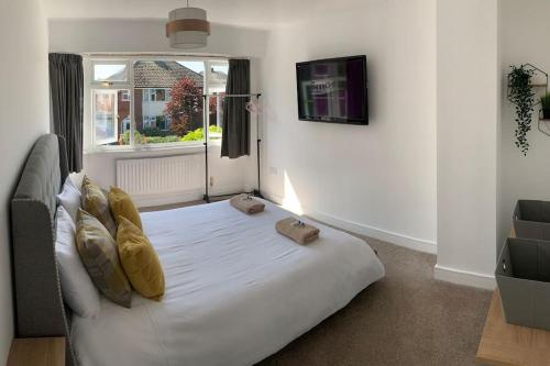 um quarto com uma cama branca e uma janela em Renovated home, fab location, garden, pet friendly and parking em Chester