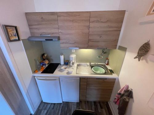 - une petite cuisine avec évier dans la chambre dans l'établissement Magnifique appartement vue Mer / Terrasse et Parking privée, à Pornichet