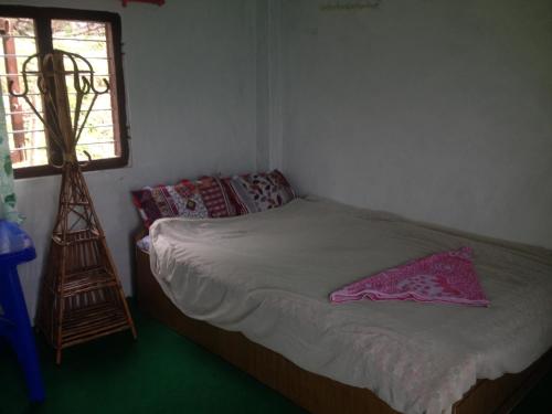 Een bed of bedden in een kamer bij Peace Guest House