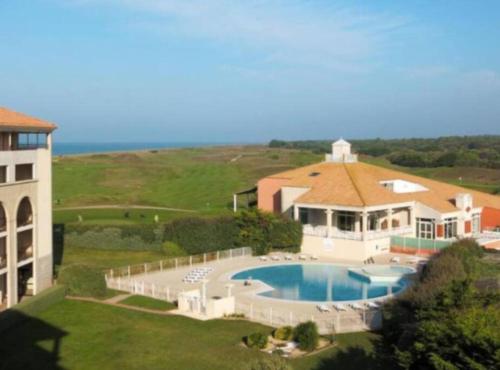 une vue aérienne d'une maison avec piscine dans l'établissement Studio vue mer avec piscine, à Saint-Jean-de-Monts