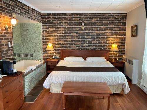 En eller flere senge i et værelse på La Paysanne Motel & Hotel