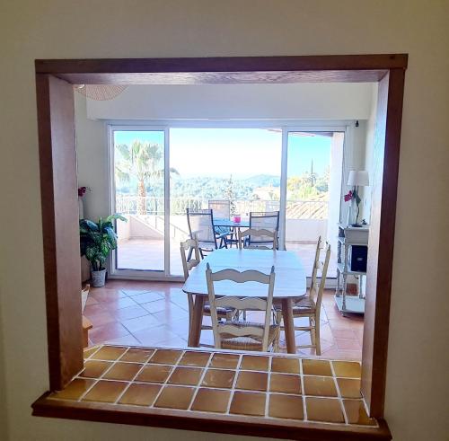 HAMEAU DES AMANDIERS VUE MER - PISCINE, GOLF et TENNIS PRIVEにあるバルコニーまたはテラス