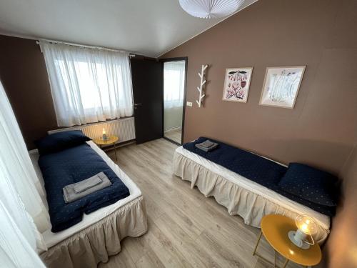 Habitación con cama y sofá. en Bridge Apartment en Egilsstadir