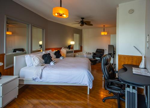 a bedroom with a bed with two cats sitting on it at Auberge Hotel Spa Watel in Sainte-Agathe-des-Monts