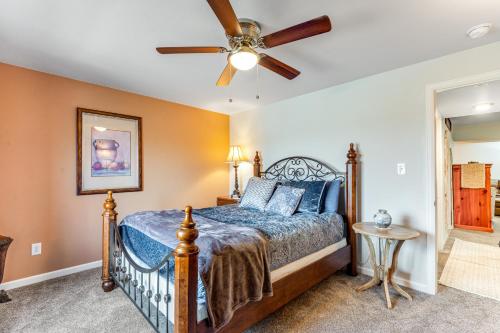 Un pat sau paturi într-o cameră la Golden Hills Retreat A