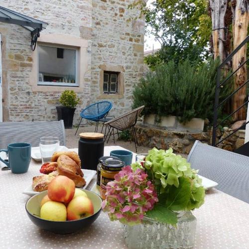 - une table avec un bol de fruits et de légumes dans l'établissement Maison à louer pour les vacances Les Pergolas, à Marcigny