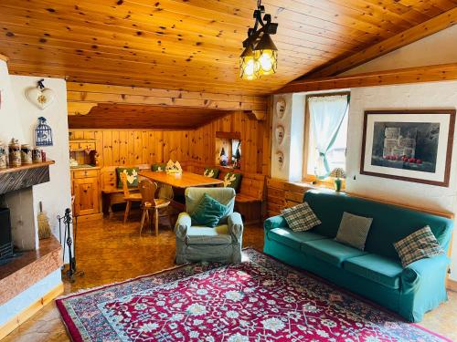 una sala de estar con sofá y mesa en una cabaña en Accogliente attico vista Dolomiti, en Vodo Cadore