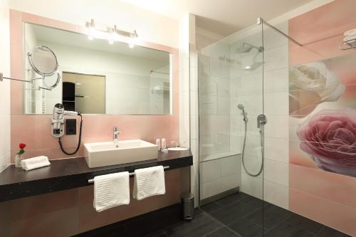 a bathroom with a sink and a shower at Hotel Garni Schloß Schönberg in Bad Brambach