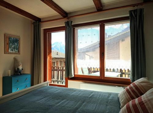 um quarto com uma grande janela com vista em L'Azuré d'Ovronnaz em Ovronnaz