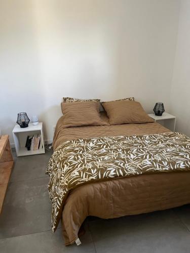 1 dormitorio con 1 cama grande y pared blanca en En apparté, en Arles
