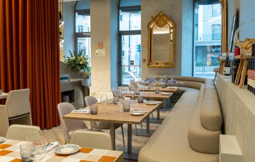 a restaurant with tables and chairs and a mirror at Dos Reis by The Beautique Hotels in Lisbon