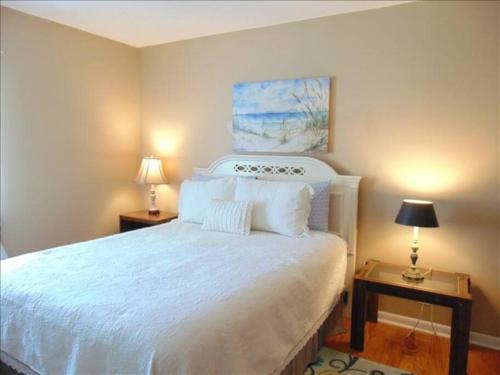 ein Schlafzimmer mit einem großen weißen Bett mit zwei Lampen in der Unterkunft A13 Pool view, easy access MGR American Dream in Mallory Park