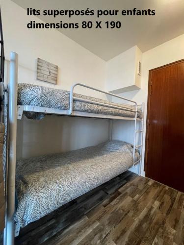 quelques lits superposés dans une chambre dans l'établissement Magnifique appartement vue Mer / Terrasse et Parking privée, à Pornichet